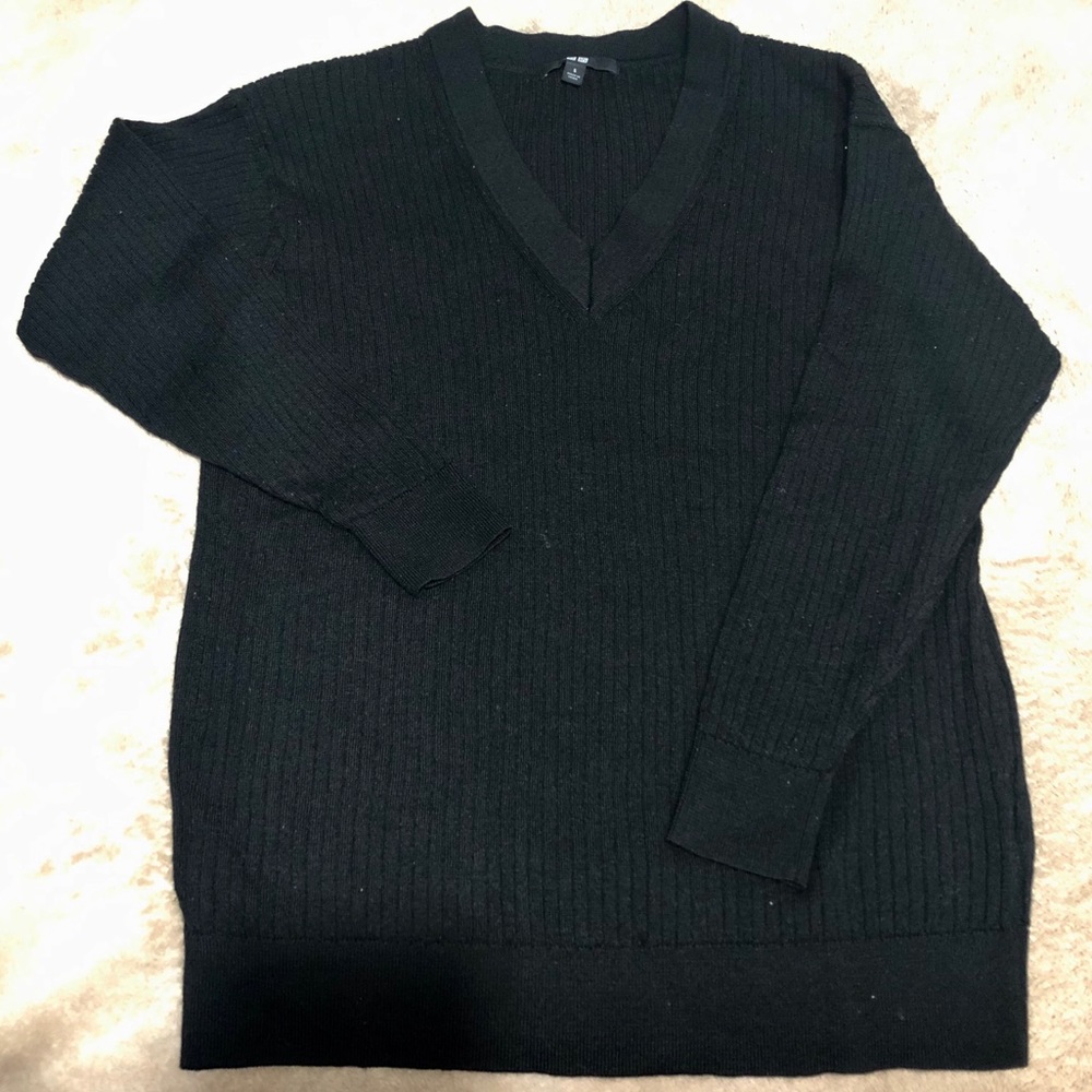 Uniqlo Wool Blend Black V-Neck Sweater